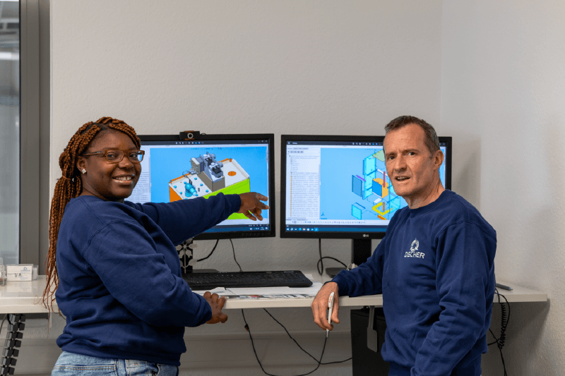 Zwei Mitarbeiter des Serviceteams von DISCHER